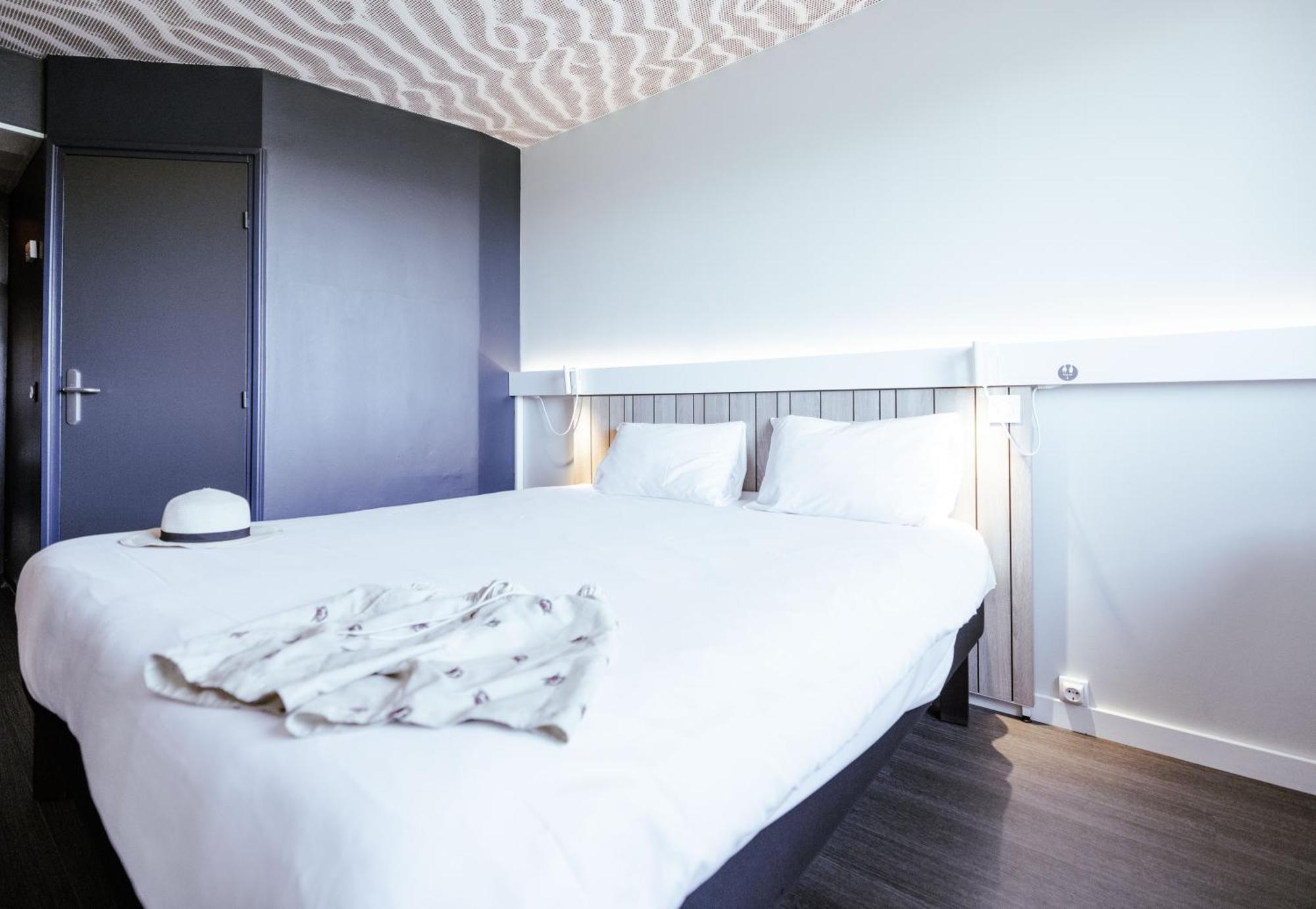 Habitación Estándar con 1 cama doble y 2 camas individuales